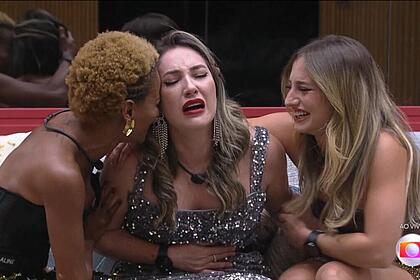 Amanda chora ao saber que venceu o bbb 23 e é abraçada por aline wirley e bruna griphão. Neste momento a final do programa registrava a pior audiência da história