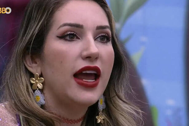 Amanda ponta para festa, discursando no quarto fundo do mar no BBB 23