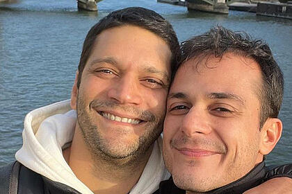 Armando Babaioff ganha declaração do namorado ao fazer 42 anos