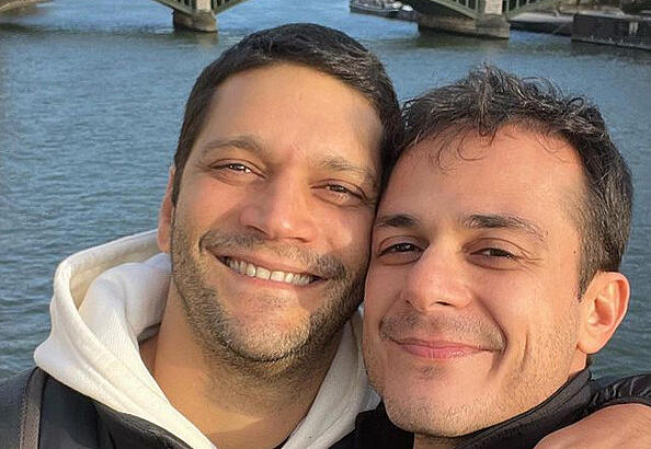 Armando Babaioff ganha declaração do namorado ao fazer 42 anos