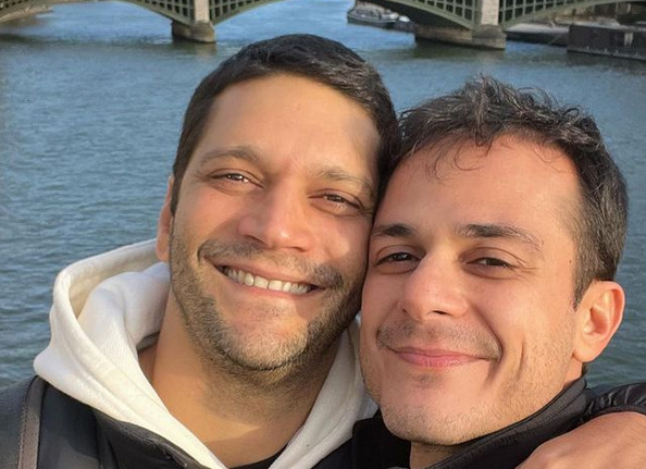 Armando Babaioff ganha declaração do namorado ao fazer 42 anos