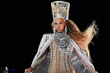 Beyoncé de look preta com pedras de brilhante durante show no Coachella