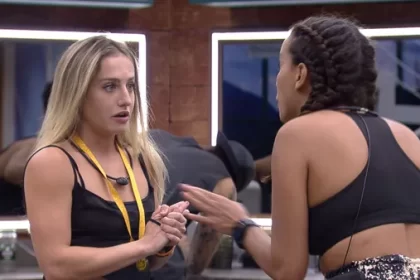 Aline Wirly de top preto que nem Bruna G, que passou um poduto para olhar um ourro