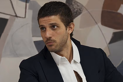 Chay suede, como ari, em trecho do capítulo da novela travessia