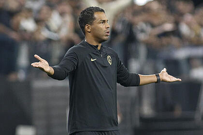 Técnico fernando lázaro, de braços abertos, no jogo corinthians 0x1 argentinos juniors