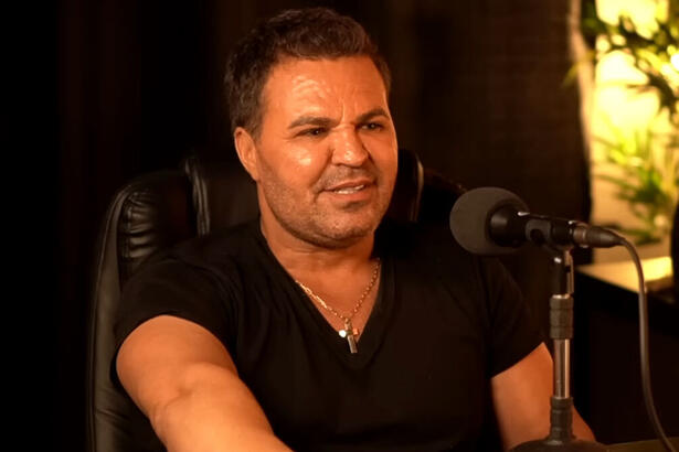 Eduardo Costa em trecho da entrevista, sentado em uma cadeira gamer