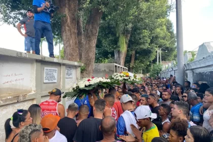 Enterro de MC Biel Xcamoso ocorreu sob forte comoção no Recife