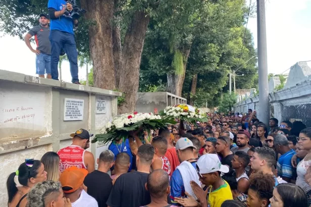 Enterro de MC Biel Xcamoso ocorreu sob forte comoção no Recife