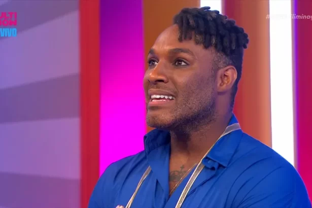 Fred Nicácio de camisa azul, de perfil, gravando o BBB A Eliminação