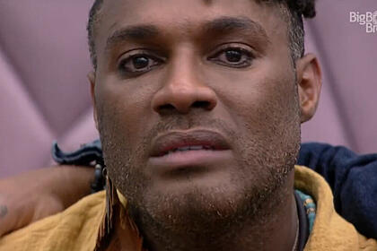Fred Nicácio chorando sentado no quarto fundo do mar do BBB 23