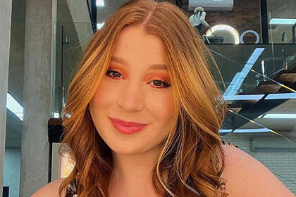 Giulia Garcia com cabelo e maquiagem arrumados, em foto posada