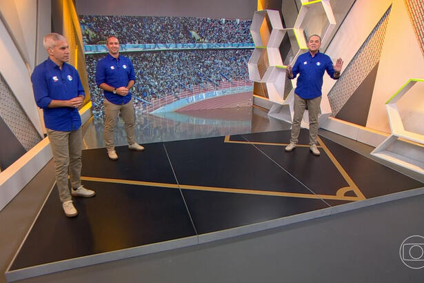 Narrador Luis Roberto, ao lado dos comentaristas Caio Ribeiro e Ricardinho, no estúdio de transmissão da Globo na partida Bolívar x Palmeiras