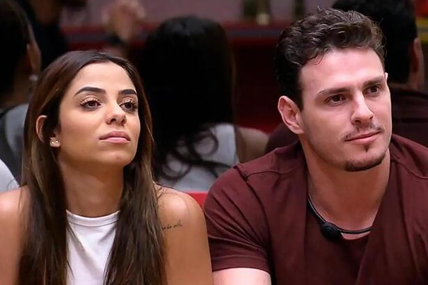 Gustavo e Key Alves sentados no sofá da sala do BBB 23
