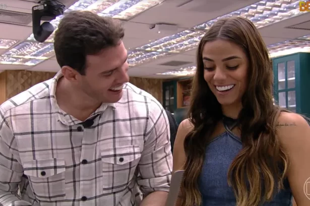 Gustavo e Key Alves em pé na cozinha do BBB 23