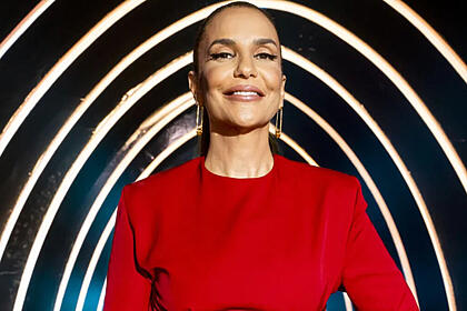 Ivete Sangalo com um roupa vermelha no estúdio do The Masked Singer Brasil
