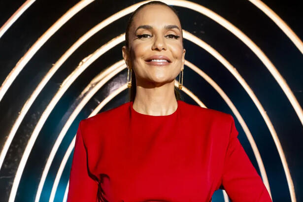 Ivete Sangalo com um roupa vermelha no estúdio do The Masked Singer Brasil