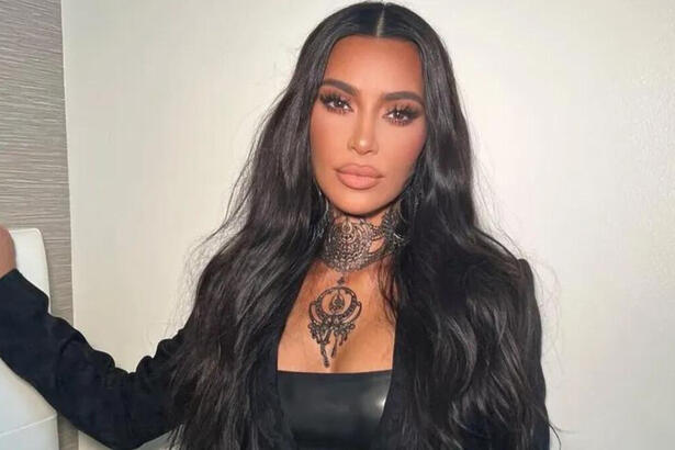 Kim Kardashian em foto posada