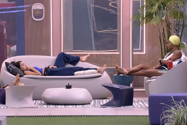 Amanda Larissa e Aline deitadas conversando na varanda do BBB 23