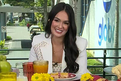 Larissa sentada na mesa de café da manhã do Mais Você