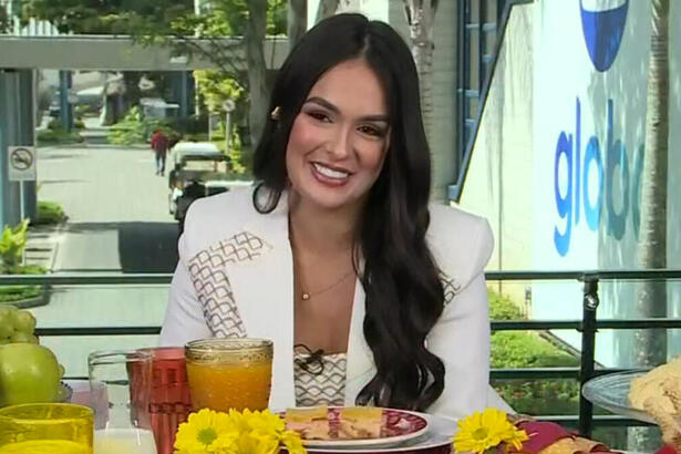 Larissa sentada na mesa de café da manhã do Mais Você