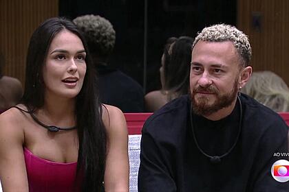 Larissa e Fred juntos, sentados no sofá do BBB 23