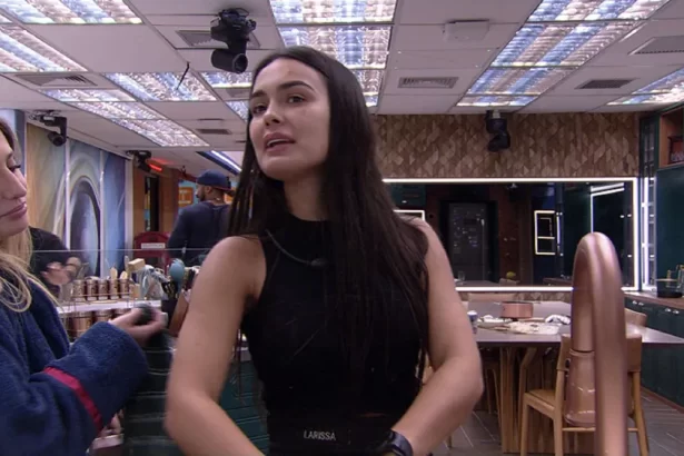 Larissa lavando louça e discutindo com Ricardo na cozinha do BBB 23