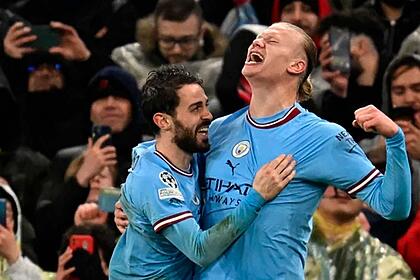 Jogadores do manchester city comemorando com gol no jogo contra o bayern de munique pela liga dos campeões