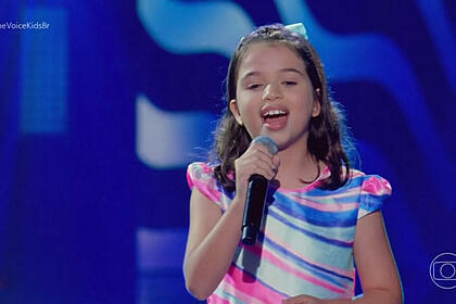 Maria Aline Freitas, cantando no palco do The Voice Kids 8