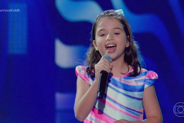 Maria Aline Freitas, cantando no palco do The Voice Kids 8