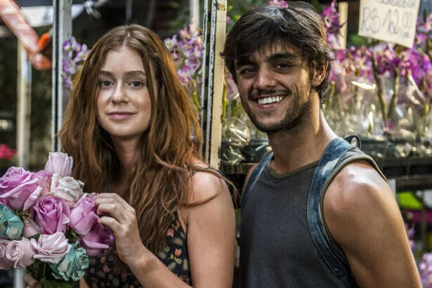 Marina Ruy Barbosa e Felipe Simas em cena na novela Totalmente Demais