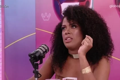 Marvvila de top, sentada durante entrevista no mesacast bbb tá on