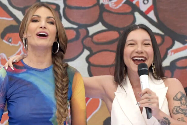 Patrícia Poeta e Priscilla Alcantara posando abraçadas no estúdio do Encontro