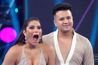 Priscila Fantin, boaquiberta, posando ao lado do seu coreógrafo, na dança dos famosos do Domingão