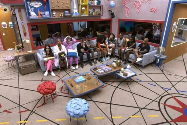 Participantes do BBB 23 sentados na sala no aguardo da Prova do Anjo