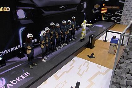 Participantes do BBB 23 em pé aguardando começar a Prova do Anjo.