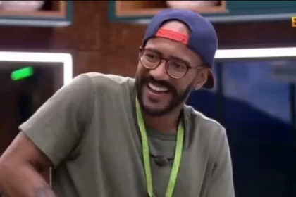 Ricardo de chapéu e colar de lider durante cozinho na Xepa do BBB 23