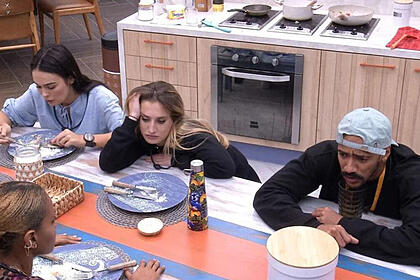 Ricardo conversando com Bruna Griphao, Aline Wirley e Larissa na mesa da cozinha do BBB 23