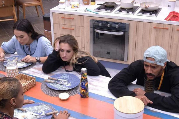 Ricardo conversando com Bruna Griphao, Aline Wirley e Larissa na mesa da cozinha do BBB 23