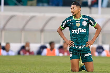 Rony, com a camisa do palmeiras, de joelhos no gramado durante a final do paulistão, contra o água santa