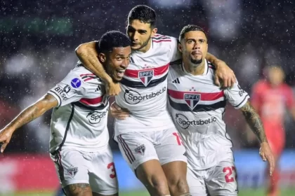 Jogadores do são paulo comemorando um gol contra a equipe do puerto cabello pela sul-americana