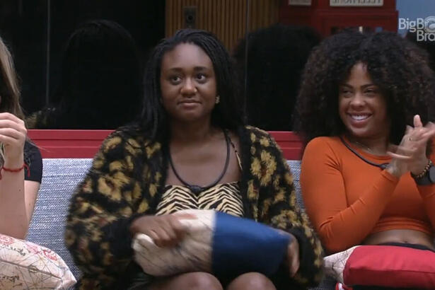 Sarah Aline, sentada na sala do BBB 23, celebrando a compra do Poder Curinga