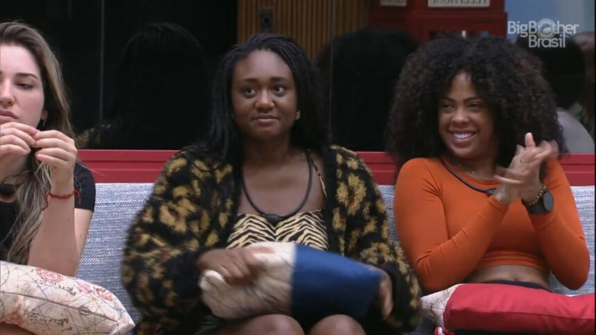Sarah Aline, sentada na sala do BBB 23, celebrando a compra do Poder Curinga