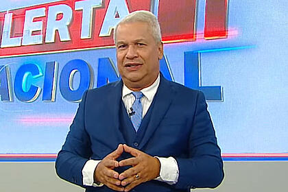 Sikêra Jr no comando do Alerta Nacional, em frente ao telão no cenário