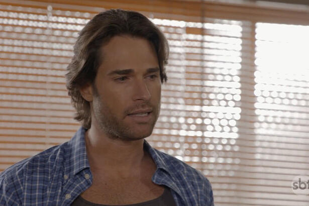 Ator Sebastián Rulli, como o personagem Santiago, em trecho da novela Três Vezes Ana, no SBT