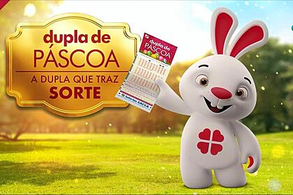 Mascote coelho segurando o folheto da dupla sena de Páscoa 2023