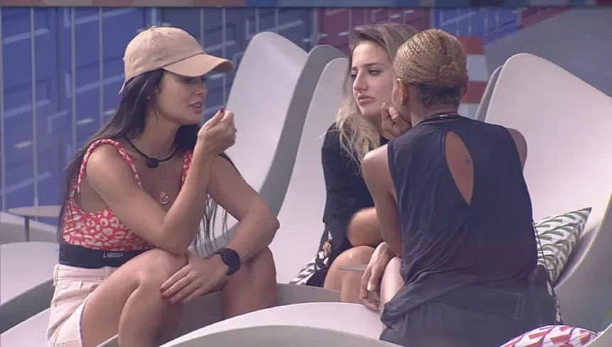 Larissa, Aline e Bruna sentadas no jardim do BBB 23