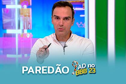 Tadeu Schmidt no cenário do BBB 23 anunciando a formação do Paredão