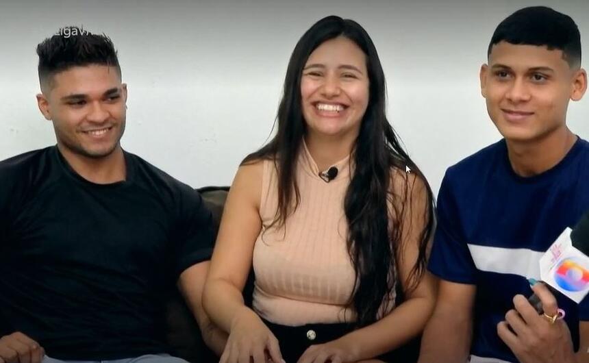 Larissa, influenciadora digital sorrindo ao lado dos seus dois maridos