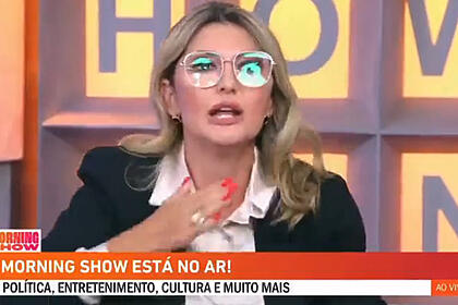 Antonia Fontenelle de camisa social branca, oculos de grau e blazer preto