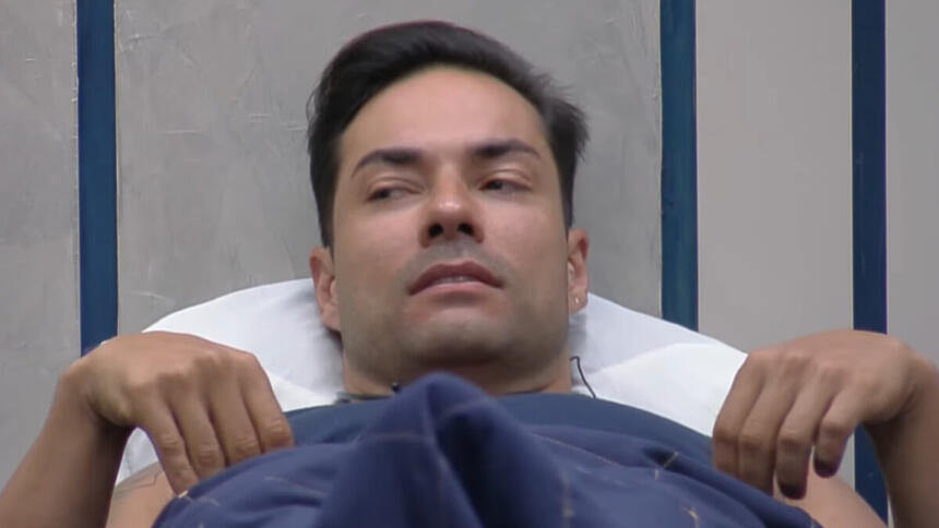 Bruno Camargo deitado na cama, em um dos quartos do A Grande Conquista